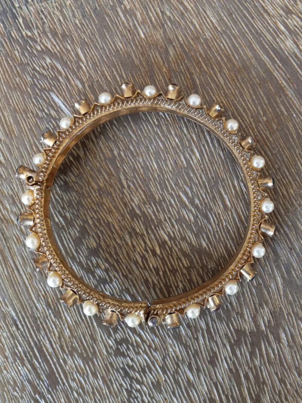 Vintag Ornate Florenza ? Goldtone Hinged Bangle Bracelet Faux Pearl Emerald Ruby